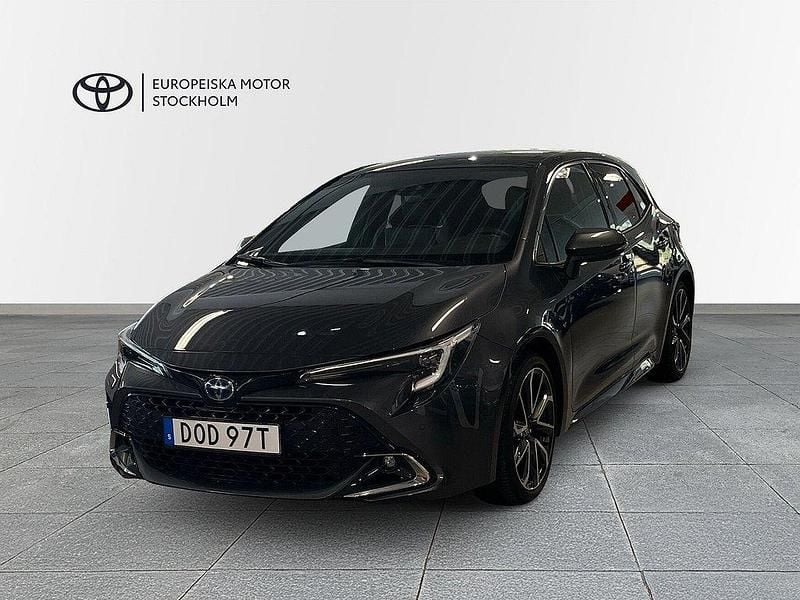 Mörkgrå Begagnad 2023 Toyota Corolla Executive Halvkombi | 299 900 kr (Marknadspris) - Bild 1/4