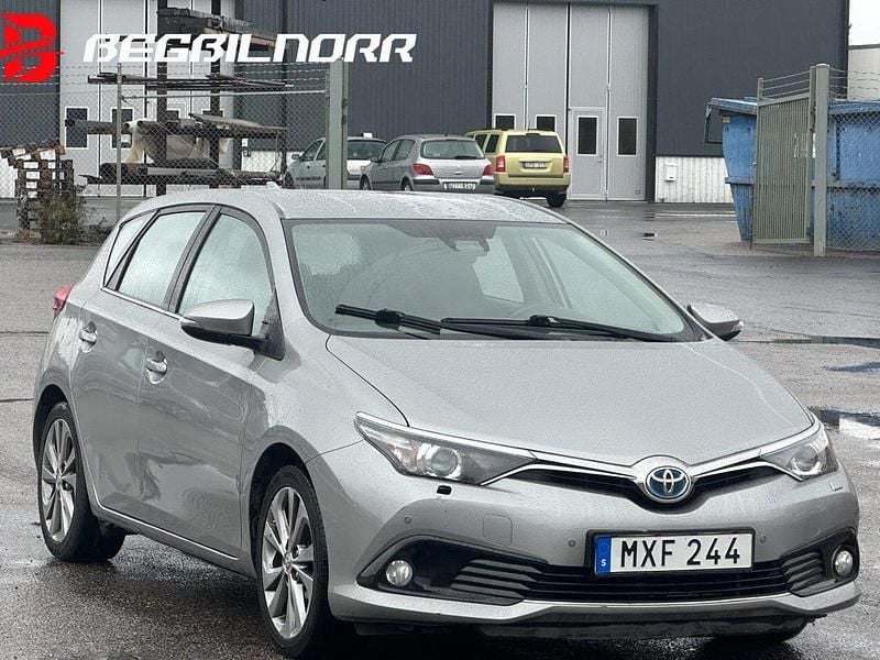 Ljusgrå (grå) Begagnad 2016 Toyota Auris Hybrid Active Halvkombi | 115 000 kr (Marknadspris) - Bild 1/2