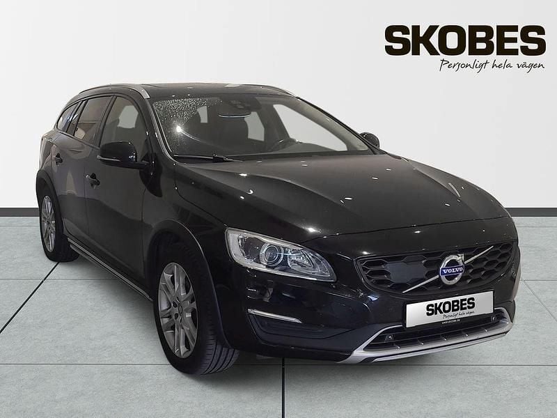 Svart Begagnad 2016 Volvo V60 CC Summum Kombi | 194 900 kr (Bra pris) - Bild 1/3