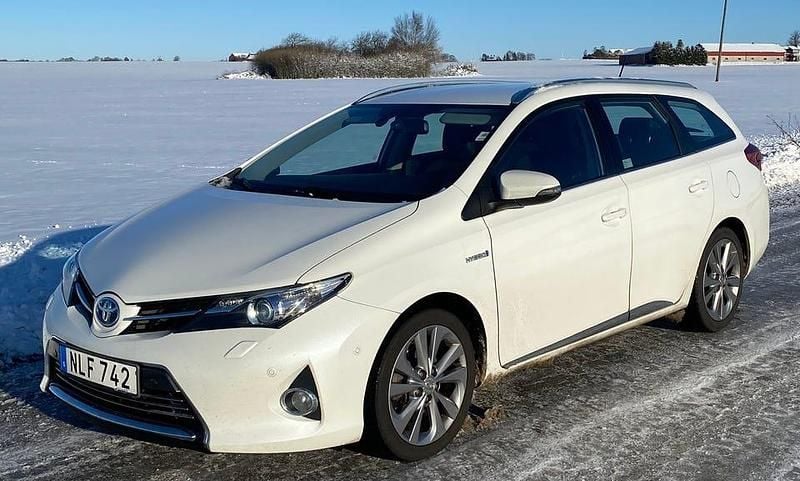 Pärlemo metallic Begagnad 2014 Toyota Auris Touring Sports Executive Kombi | 139 000 kr (Marknadspris) - Bild 1/4
