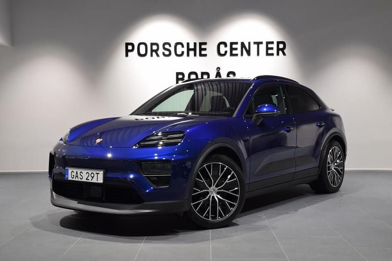 Blå (blue) Ny 2025 Porsche Macan SUV | 1 172 700 kr (Marknadspris) - Bild 1/4