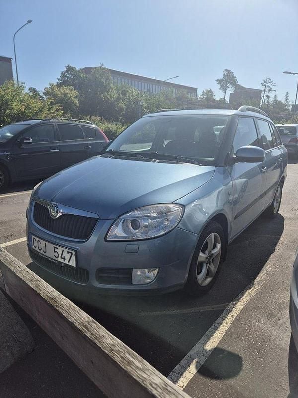 Grå Begagnad 2010 Skoda Fabia Kombi | 39 999 kr (Marknadspris) - Bild 1/4