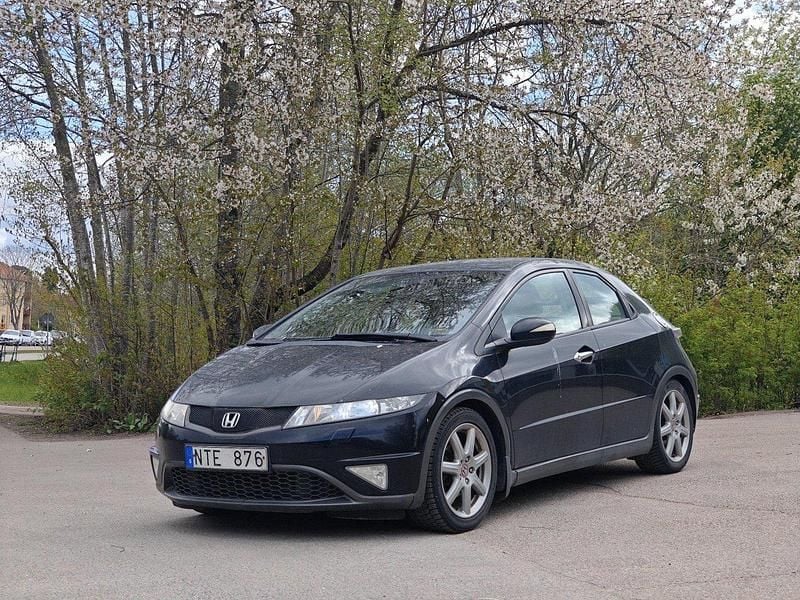 Svart Begagnad 2011 Honda Civic Halvkombi | 45 000 kr (Bra pris) - Bild 1/4