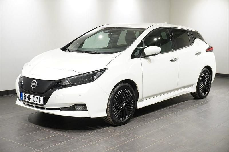 Vit Begagnad 2022 Nissan Leaf 360º Halvkombi | 164 900 kr (Bra pris) - Bild 1/4