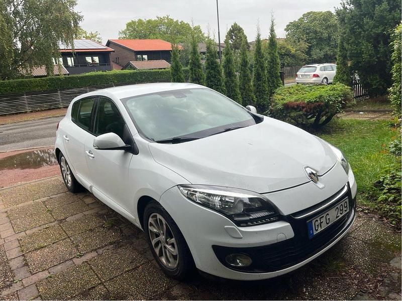 Vit Begagnad 2014 Renault Mégane III Halvkombi | 61 900 kr (Marknadspris) - Bild 1/4