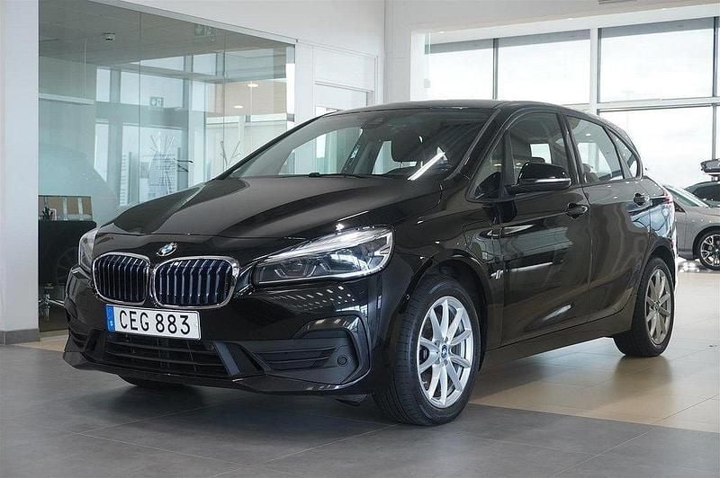 Svart Begagnad 2018 BMW 225 Active Tourer iPerformance Minibuss | 169 000 kr (Lite dyr) - Bild 1/4