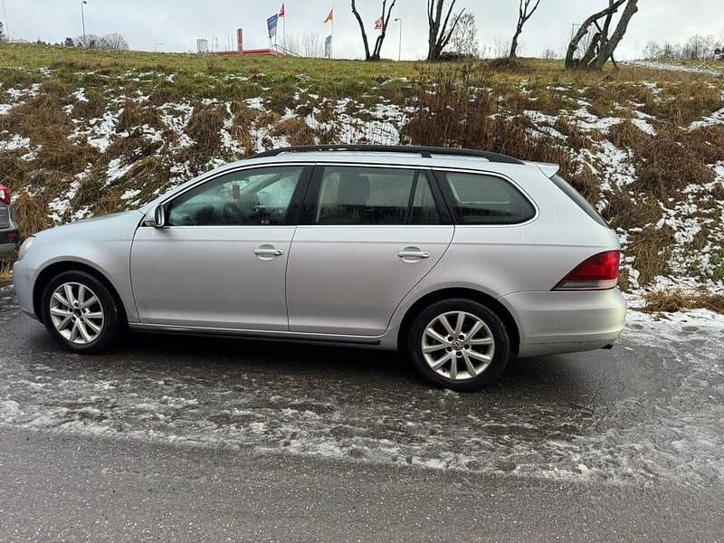 Grå metallic Begagnad 2010 VW Golf VI Halvkombi | 33 000 kr (Superpris) - Bild 1/4