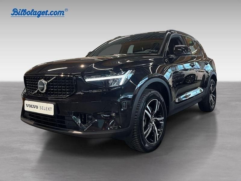 Svart Begagnad 2024 Volvo XC40 Plus SUV | 368 000 kr (Marknadspris) - Bild 1/4
