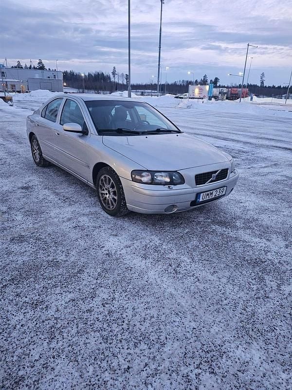 Begagnad 2004 Volvo S60 Sedan | 29 999 kr (Marknadspris) - Bild 1/4