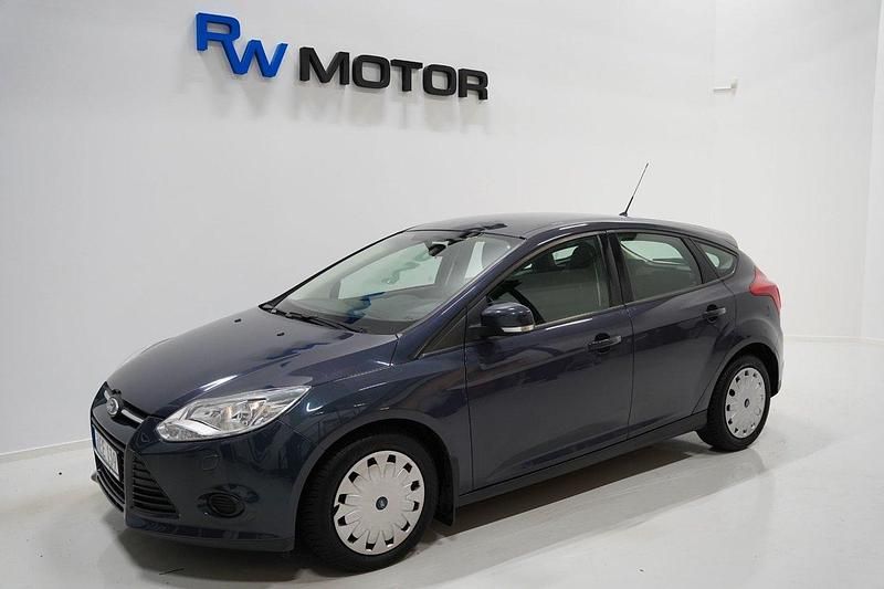 Grå Begagnad 2013 Ford Focus Trend Halvkombi | 64 800 kr (Marknadspris) - Bild 1/4