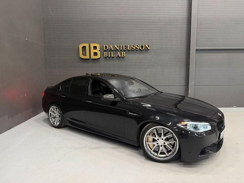 Svart Begagnad 2015 BMW M5 Sedan | 419 800 kr (Marknadspris) - Bild 1/4