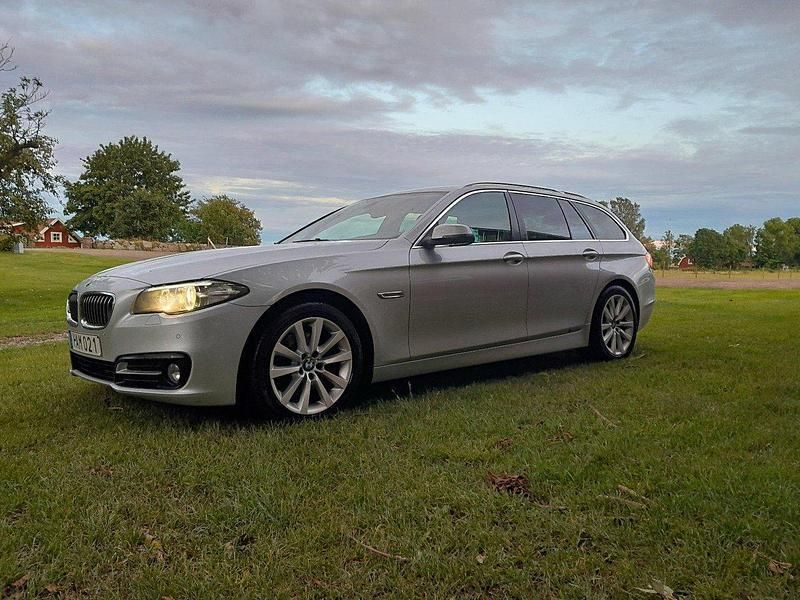 Silver Begagnad 2016 BMW 520 Kombi | 124 000 kr (Marknadspris) - Bild 1/4