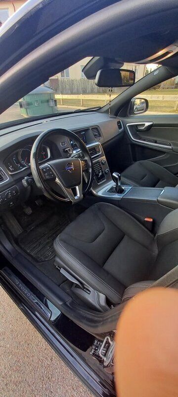 Svart Begagnad 2014 Volvo V60 Momentum Kombi | 123 000 kr (Marknadspris) - Bild 1/4