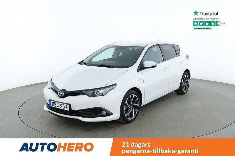 Vit Begagnad 2017 Toyota Auris Hybrid Halvkombi | 177 000 kr (Lite dyr) - Bild 1/4