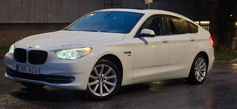 Vit Begagnad 2011 BMW 530 Gran Turismo Halvkombi | 148 900 kr (Lite dyr) - Bild 1/4