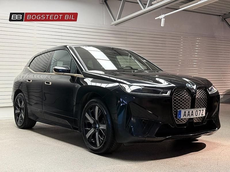 Svart Begagnad 2023 BMW iX Exclusive SUV | 699 000 kr - Bild 1/4