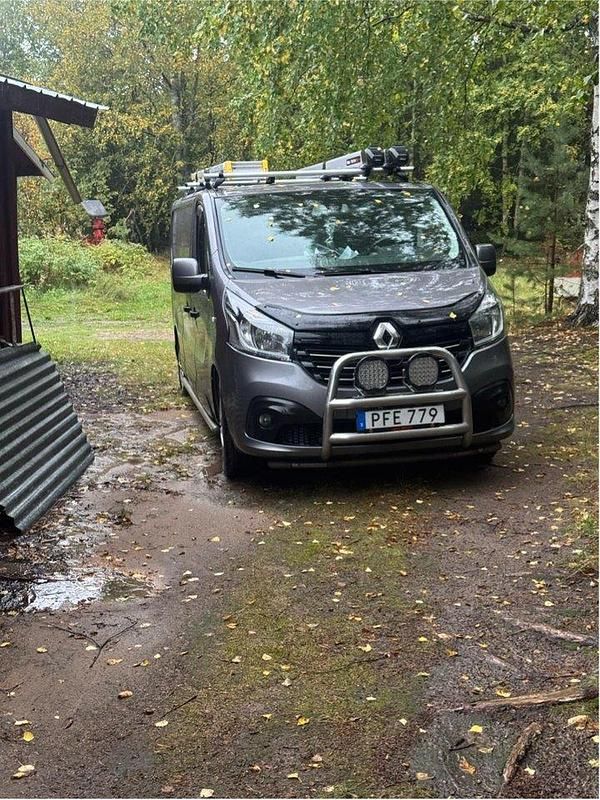 Grå Begagnad 2017 Renault Trafic Van | 165 000 kr - Bild 1/4