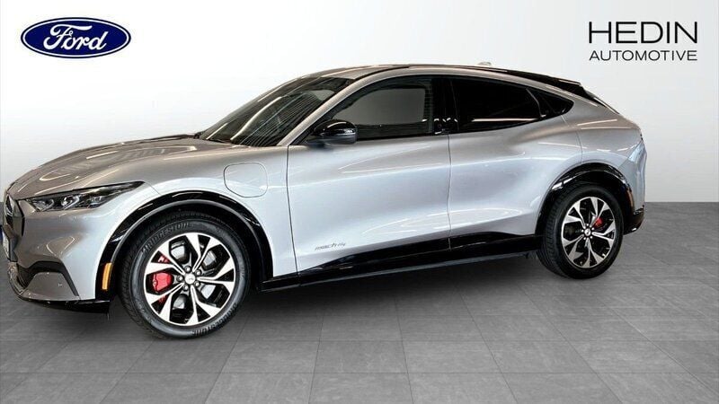 Grå (grey) Begagnad 2021 Ford Mustang Mach-E SUV | 349 900 kr (Bra pris) - Bild 1/4