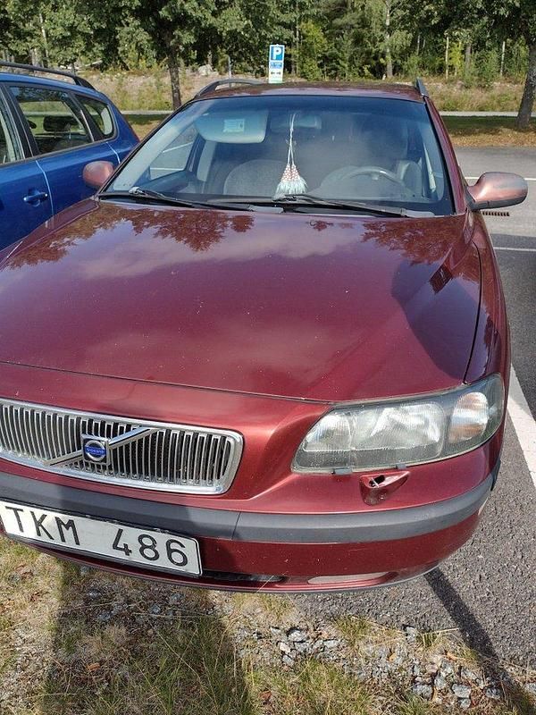 Röd Begagnad 2002 Volvo V70 Business Edition Kombi | 18 000 kr (Marknadspris) - Bild 1/4