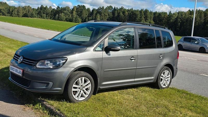 Mörkgrå Begagnad 2014 VW Touran Minibuss | 87 900 kr (Lite dyr) - Bild 1/4