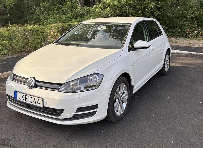 Vit Begagnad 2014 VW Golf VII Halvkombi | 105 000 kr (Lite dyr) - Bild 1/4
