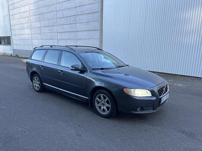 Grå Begagnad 2008 Volvo V70 Momentum Kombi | 49 000 kr (Bra pris) - Bild 1/4