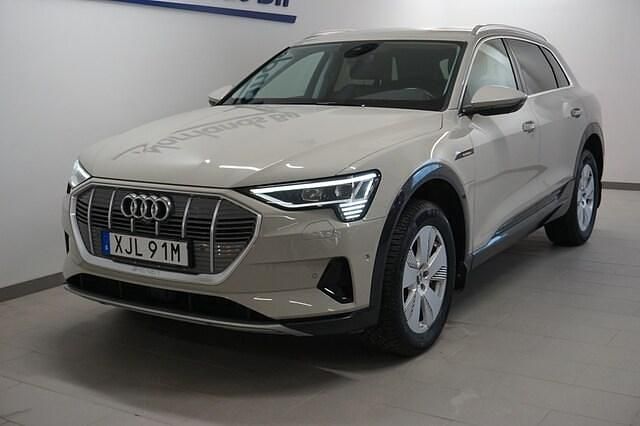 Begagnad Audi e-tron Proline 300 kW (408 HK) 2019 Siambeige metallic SUV