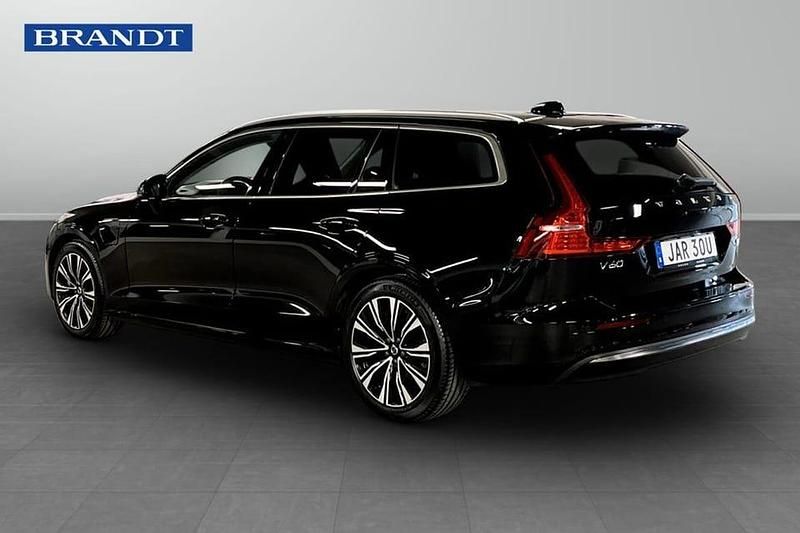 Begagnad Volvo V60 Core 355 HK (261 kW) 2024 Svart Kombi