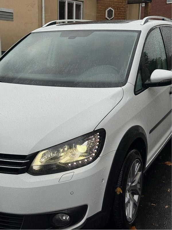 Vit Begagnad 2015 VW Touran Cross Minibuss | 80 000 kr - Bild 1/4