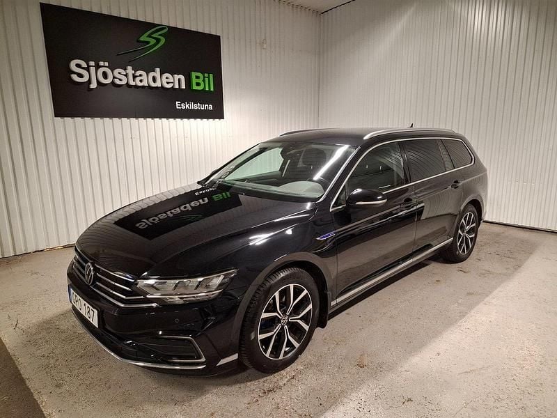 Svart Begagnad 2021 VW Passat GTE Kombi | 279 900 kr (Lite dyr) - Bild 1/4