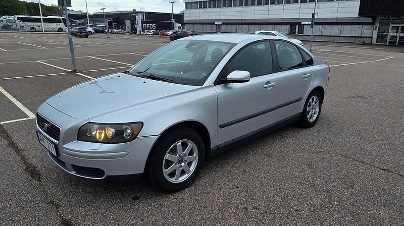 Grå Begagnad 2005 Volvo S40 Sedan | 26 000 kr (Marknadspris) - Bild 1/4