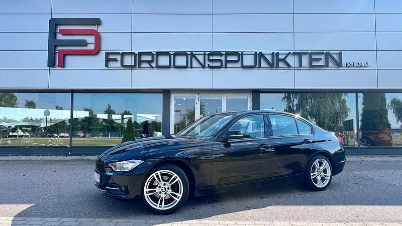 Svart Begagnad 2012 BMW 320 Sport Line Sedan | 119 000 kr (Marknadspris) - Bild 1/4