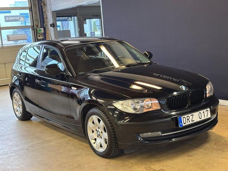 Begagnad BMW 116 122 HK (89 kW) 2009 Svart Halvkombi