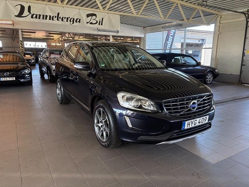 Mörkblå Begagnad 2016 Volvo XC60 Summum SUV | 169 900 kr (Marknadspris) - Bild 1/4