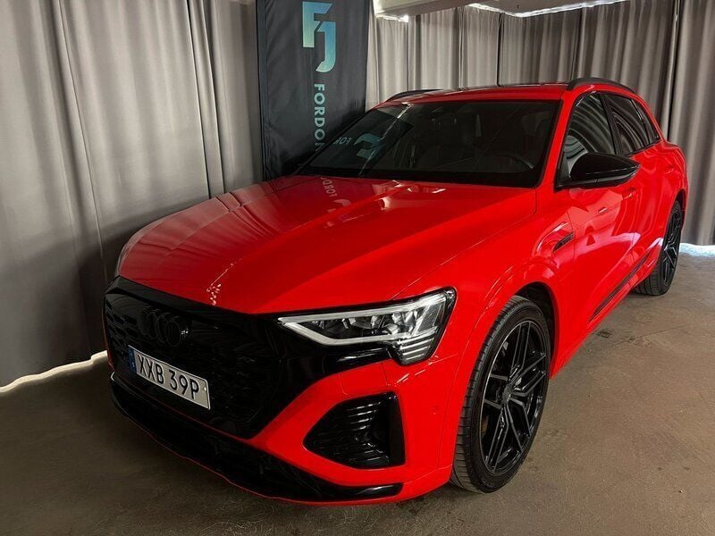 Röd Begagnad 2024 Audi Q8 e-tron S-Line SUV | 679 900 kr (Marknadspris) - Bild 1/4