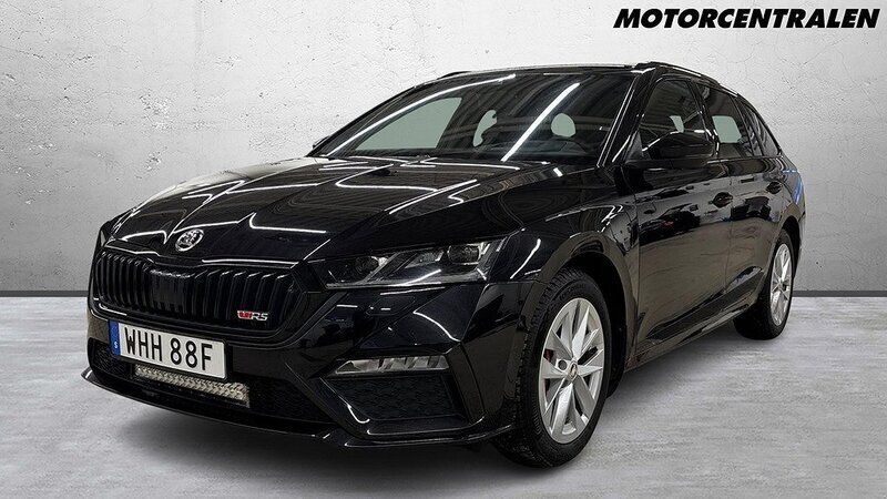 Svart Begagnad 2020 Skoda Octavia RS Kombi | 329 000 kr (Marknadspris) - Bild 1/4