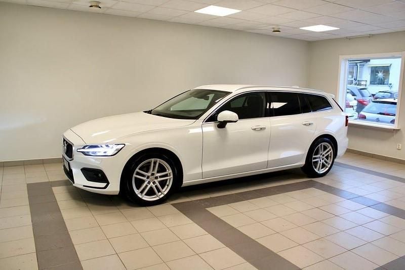 Begagnad Volvo V60 Momentum 197 HK (144 kW) 2021 Vit Kombi