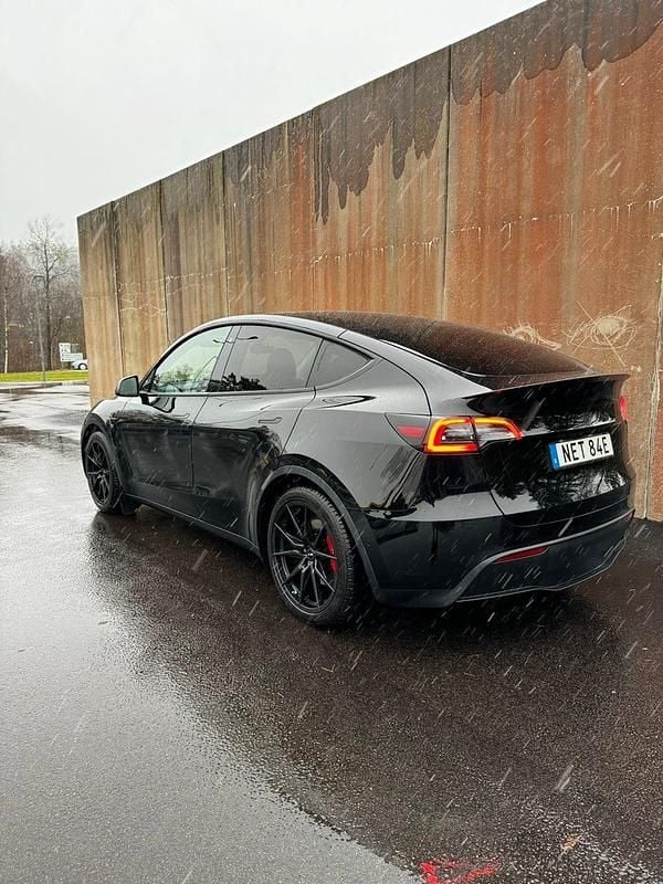 Solid svart Begagnad 2022 Tesla Model Y Performance SUV | 360 000 kr (Bra pris) - Bild 1/4