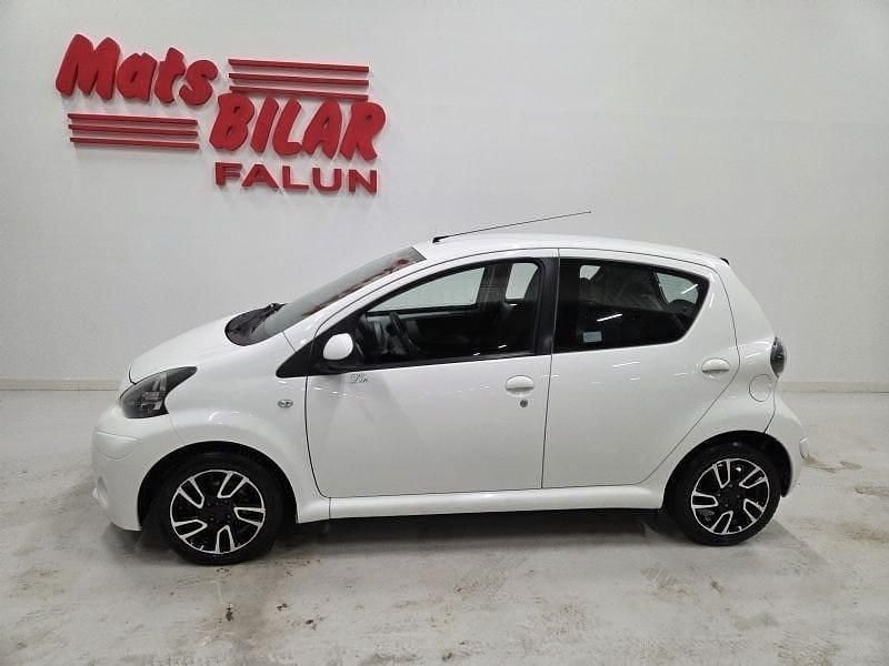 Vit Begagnad 2014 Toyota Aygo Halvkombi | 59 900 kr (Marknadspris) - Bild 1/4