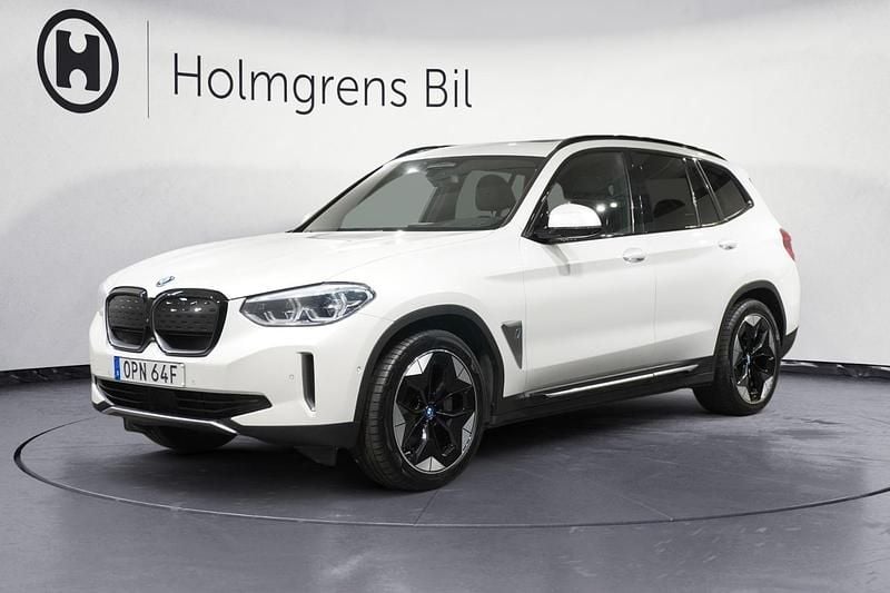 Vit Begagnad 2021 BMW iX3 Shadowline SUV | 349 500 kr (Bra pris) - Bild 1/4
