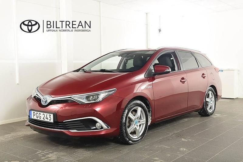 Röd Begagnad 2017 Toyota Auris Hybrid Executive Kombi | 148 900 kr (Marknadspris) - Bild 1/4