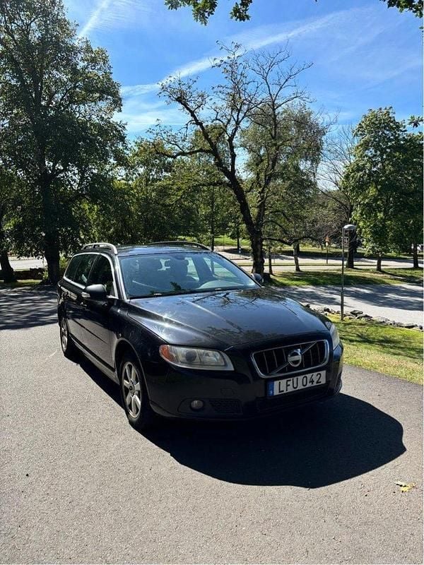 Svart Begagnad 2011 Volvo V70 Momentum Kombi | 52 000 kr (Marknadspris) - Bild 1/4
