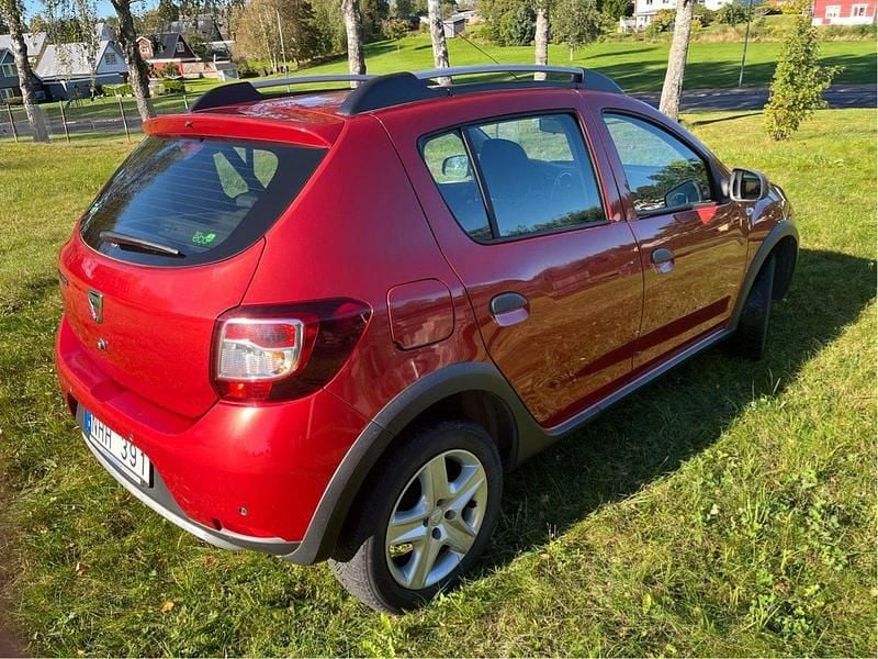 Röd Begagnad 2013 Dacia Sandero Stepway Halvkombi | 39 000 kr (Superpris) - Bild 1/4