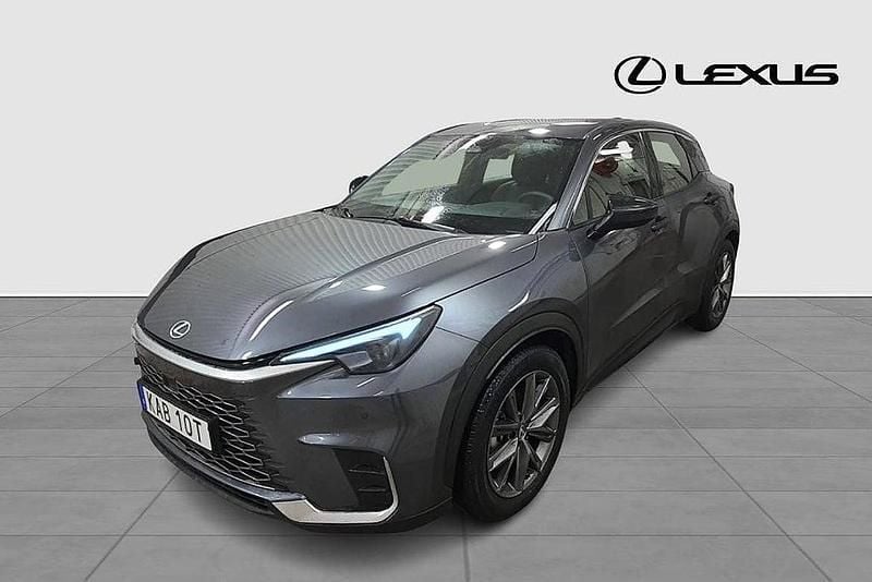Grå Begagnad 2024 Lexus LBX SUV | 349 900 kr (Marknadspris) - Bild 1/4