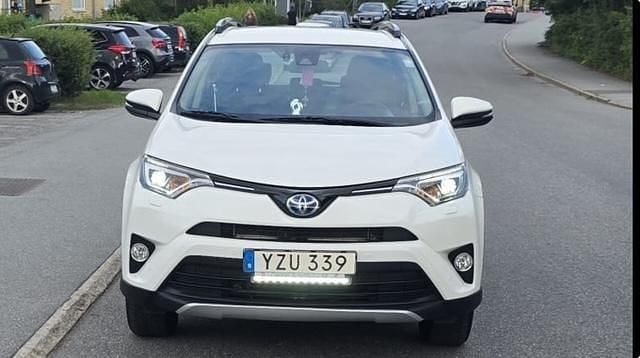 Vit Begagnad 2017 Toyota RAV4 Hybrid Active SUV | 165 000 kr (Marknadspris) - Bild 1/4