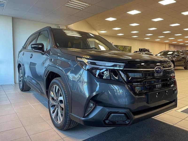 Grå Ny 2024 Subaru Forester SUV | 449 000 kr (Marknadspris) - Bild 1/4