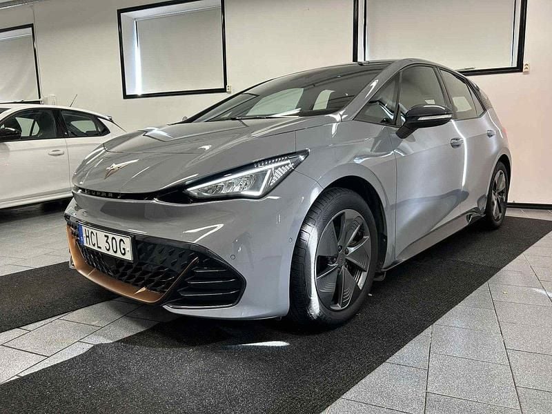 Ljusgrå (grå) Begagnad 2023 Cupra Born Halvkombi | 249 500 kr (Bra pris) - Bild 1/4