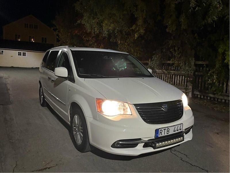 Vit Begagnad 2012 Lancia Voyager Minibuss | 93 000 kr (Marknadspris) - Bild 1/4