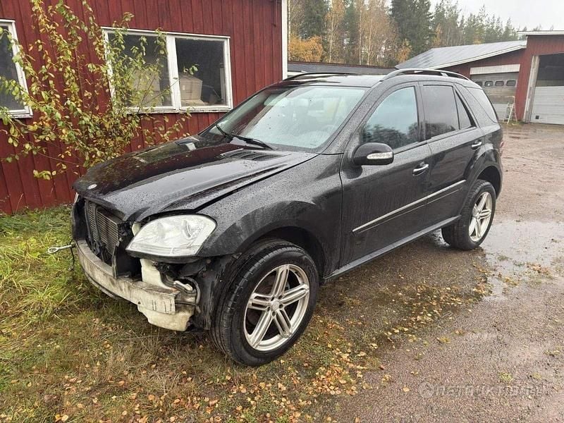 Svart Begagnad 2008 Mercedes ML320 SUV | 30 000 kr - Bild 1/4