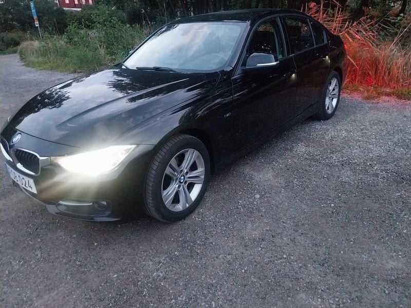 Svart Begagnad 2015 BMW 318 Sport Line Sedan | 119 900 kr (Marknadspris) - Bild 1/1